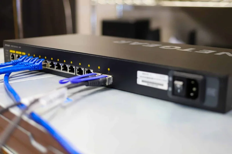 Netgear M4250-10G2F-PoE+