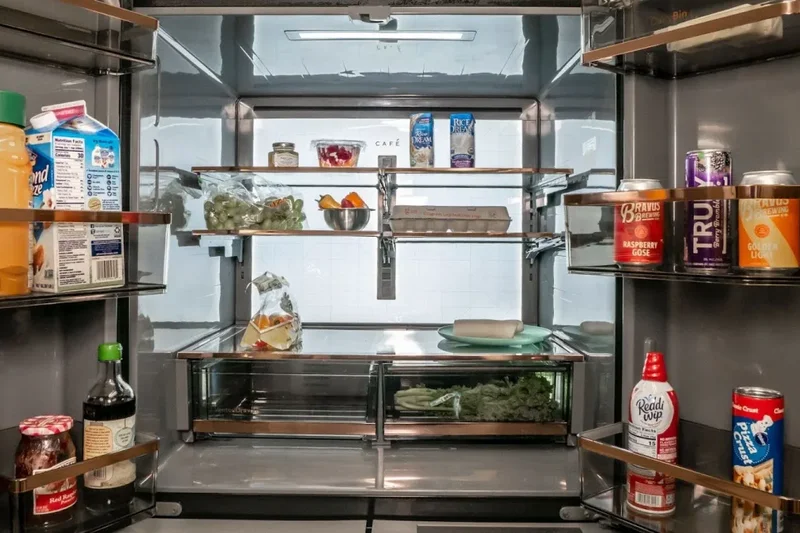 Café Smart Quad-Door Refrigerator in Platinum Glass (CAE28DM5TS5)