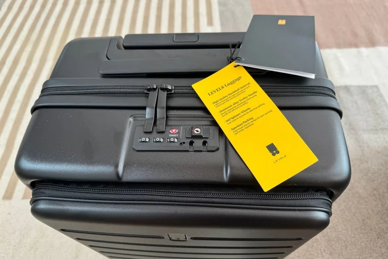 Road Runner Carry-on